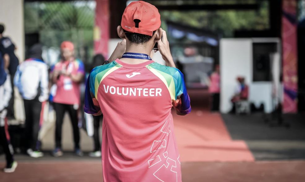 volunteer as a way to give to be happy
