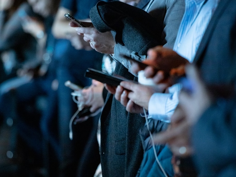 people on smartphones