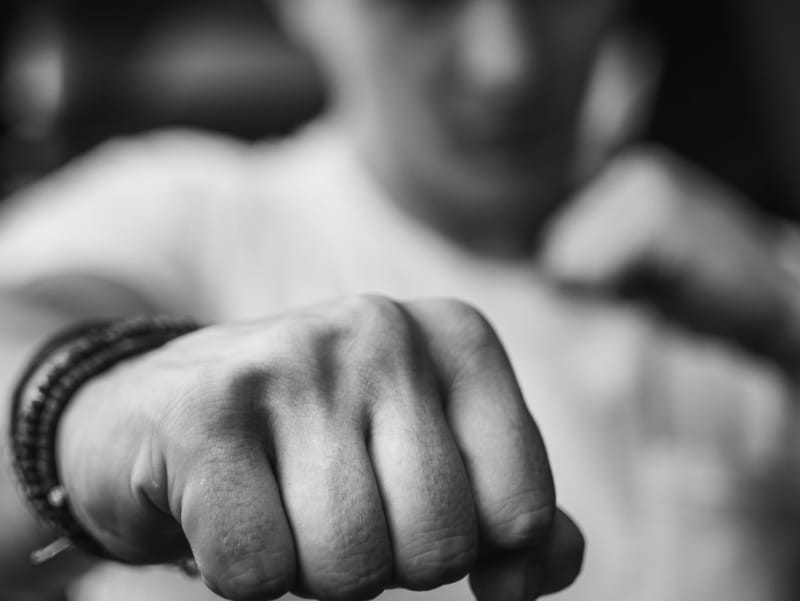 man boxing black and white